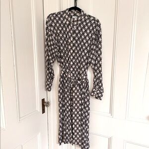 Gorgeous graphic shirt dress, very flattering